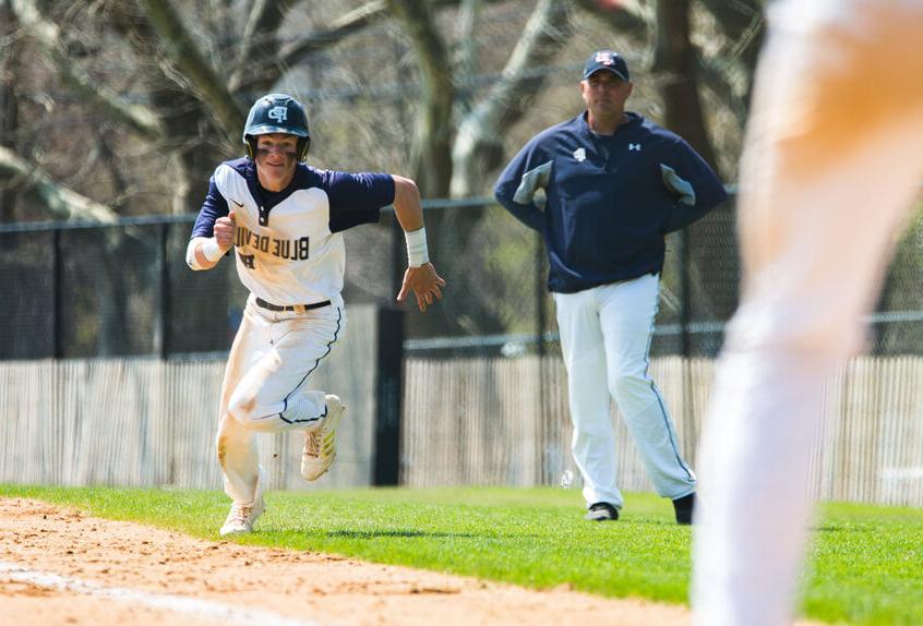 保利预科 baseball athlete running for the base